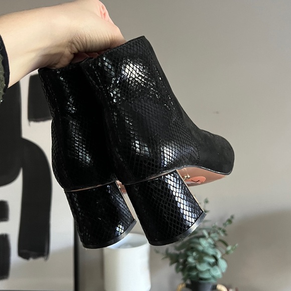 Heeled ankle booties - Picture 2 of 5